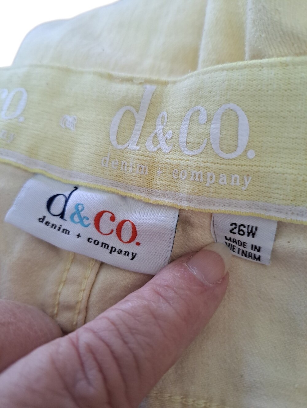 Denim & Co Woman's Pale Yellow Capri Jeans - 26W - Picture 4 of 4